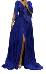 Elegantes Chiffon-Abendkleid mit Blumenbrosche in Blau